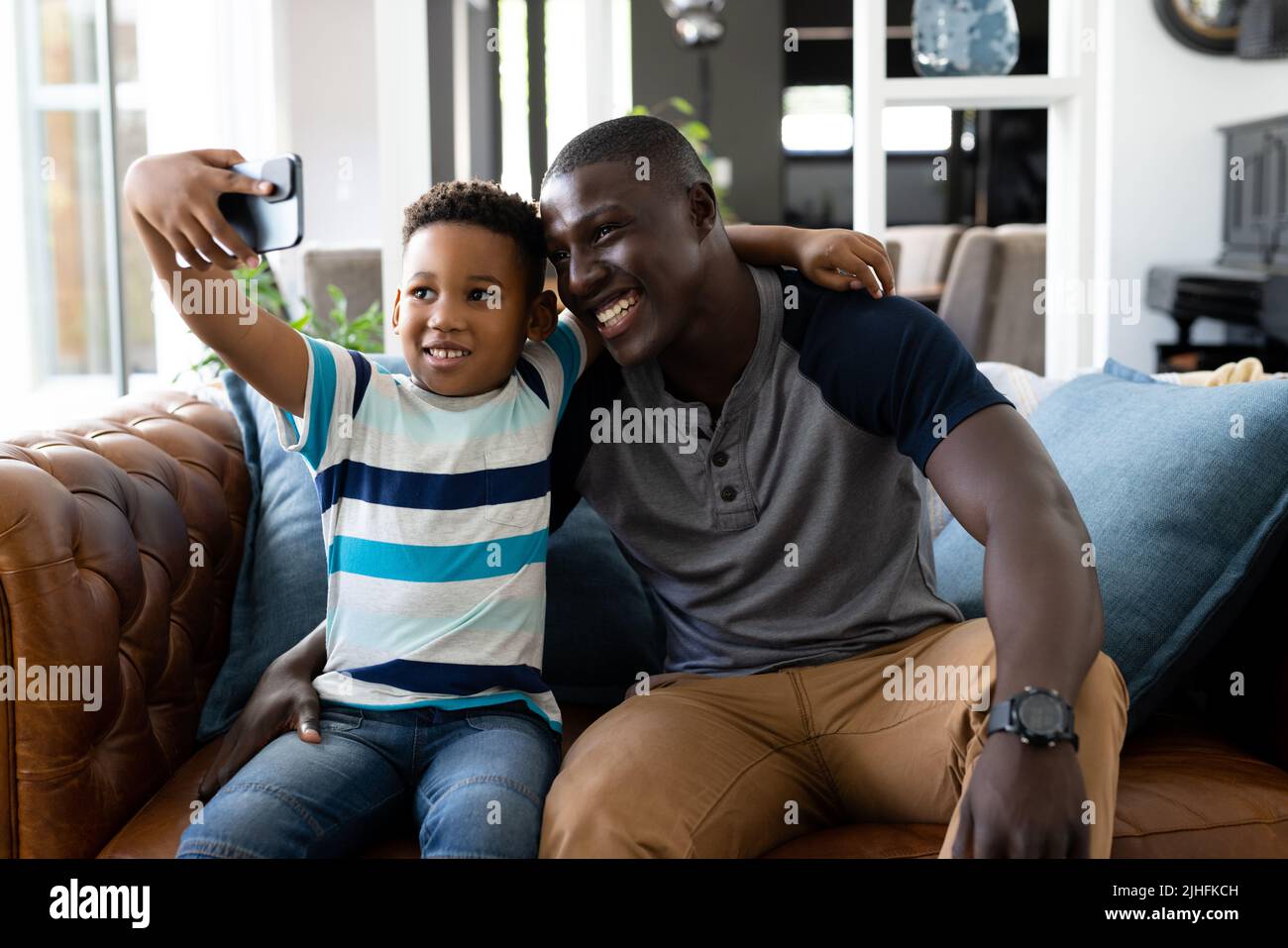 Image d'un père et d'un fils afro-américains prenant le selfie Banque D'Images