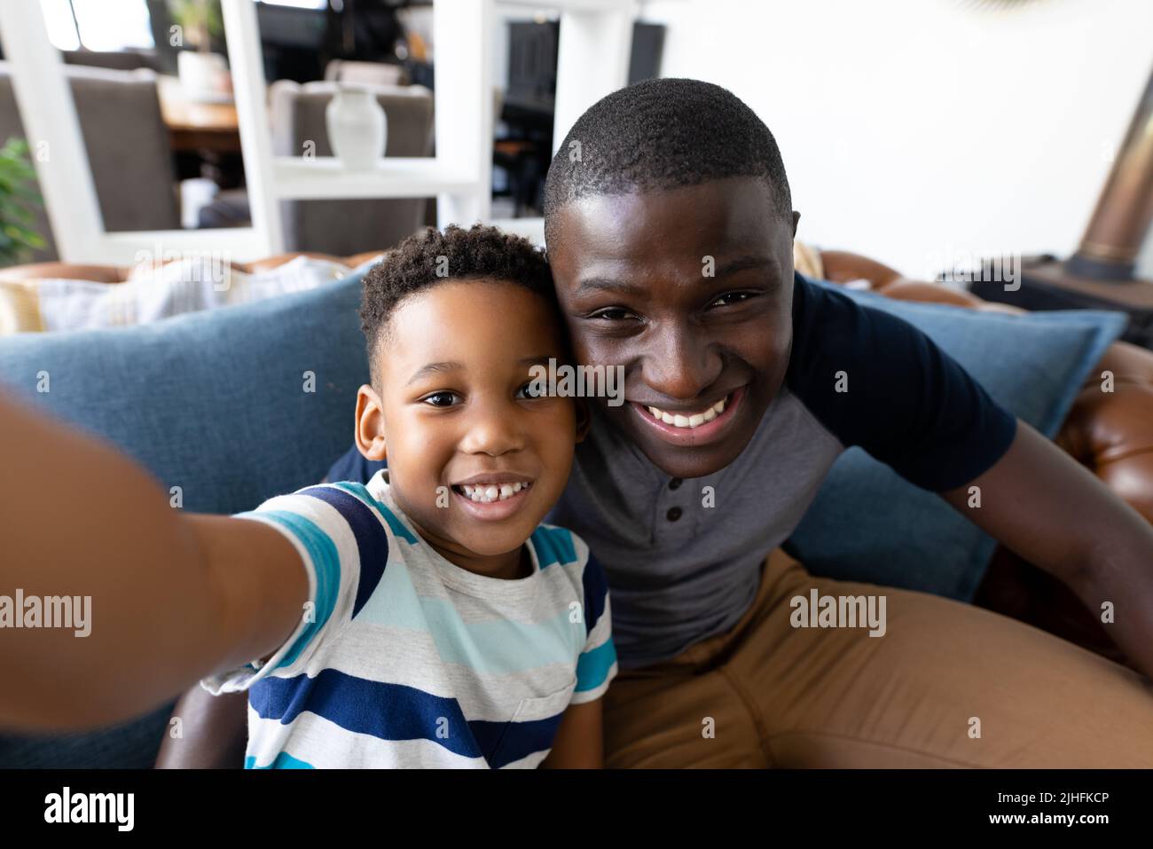 Image d'un père et d'un fils afro-américains prenant le selfie Banque D'Images
