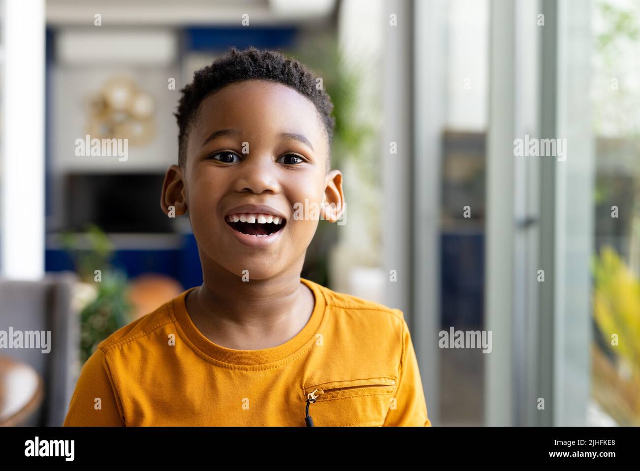 Image d'un garçon afro-américain souriant en utilisant la langue des signes Banque D'Images