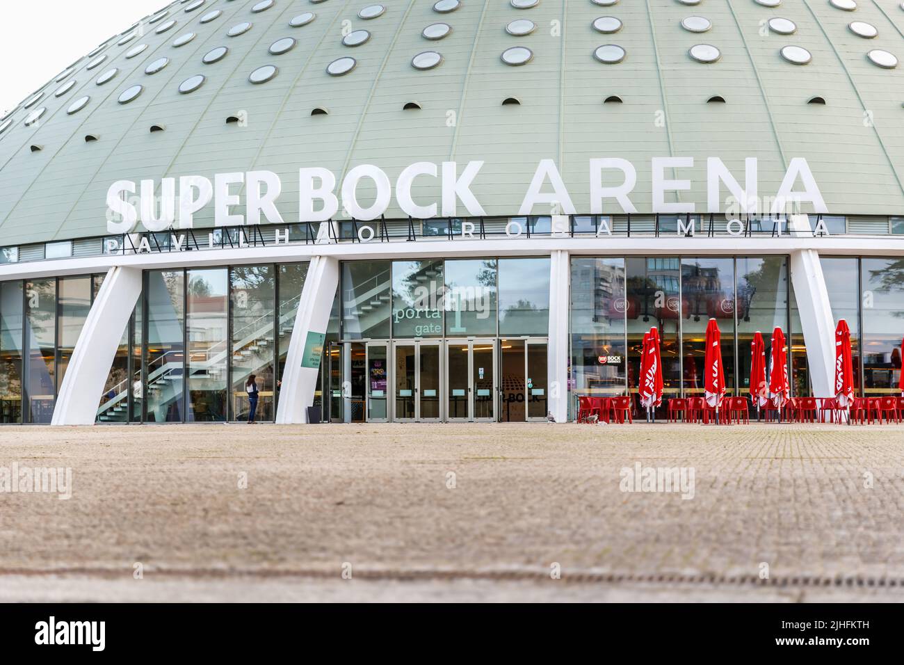 Porto, Portugal - 23 octobre 2020 : façade et atmosphère de rue du pavillon Super Bock Arena Rosa Mota, une grande salle de spectacle dans la ville sur un Banque D'Images