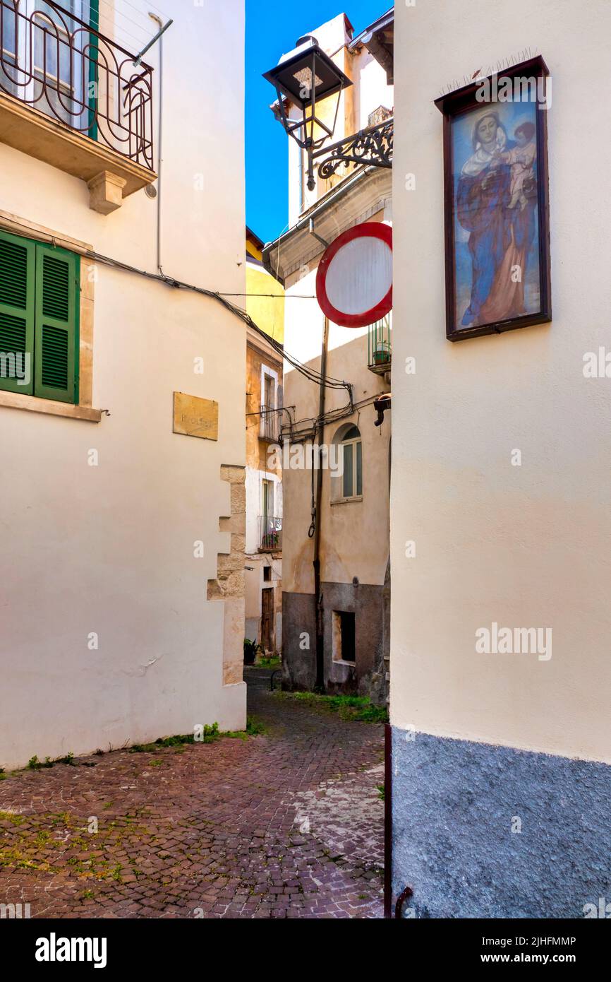 Petite ruelle dans le centre historique de Sulmona, Italie Banque D'Images