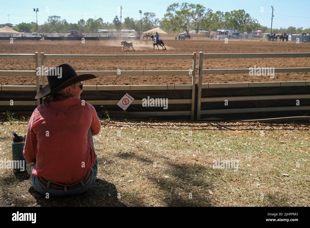 Une femme regarde le rodéo professionnel du bétail au Katherine Show à Katherine, dans le territoire du Nord, en Australie. Banque D'Images