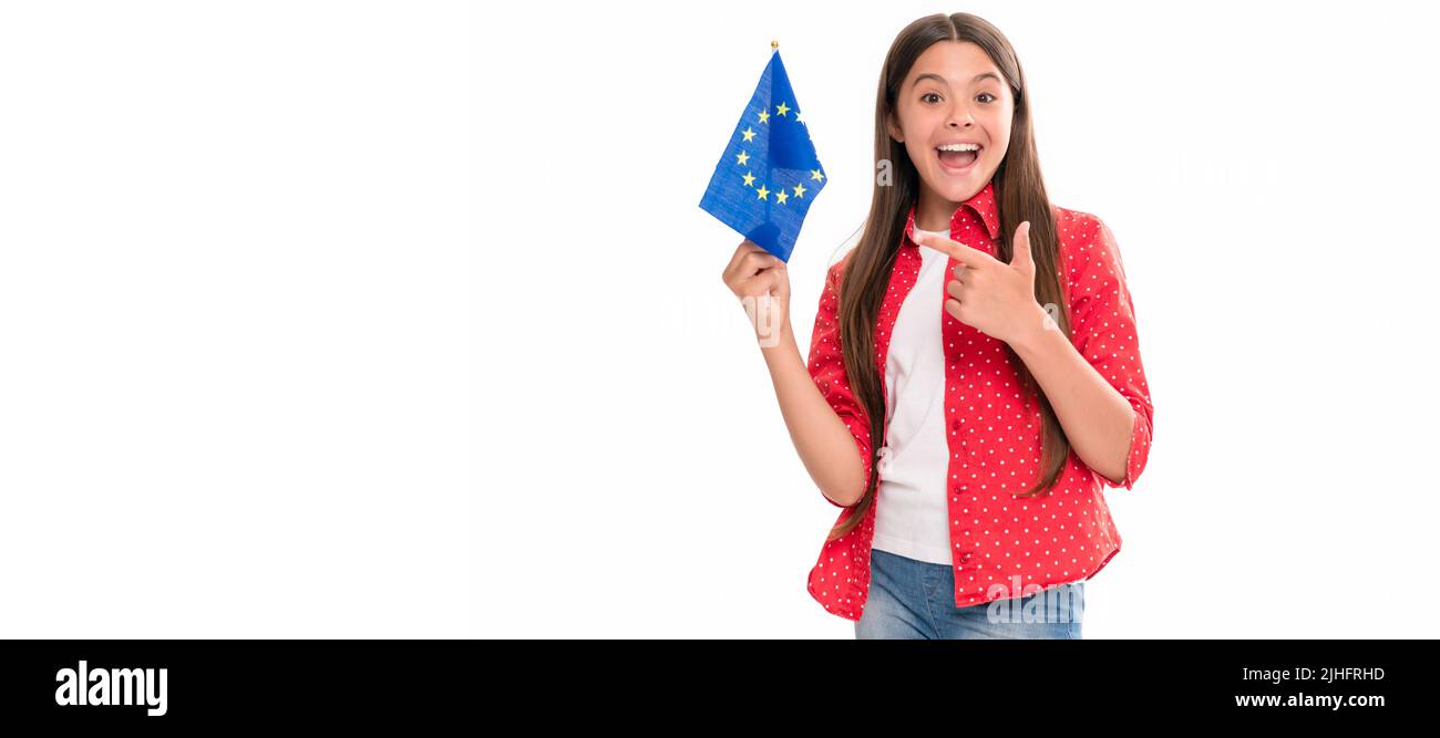 bonne jeune fille pointant du doigt sur le drapeau de l'union européenne. pays schengen. visa touristique. Bannière de l'école fille étudiante. Portrait de la jeune fille Banque D'Images