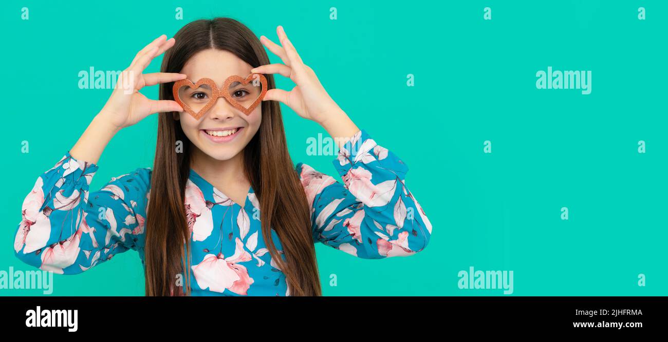 St Valentin est proche. Drôle enfant porter des lunettes prop. Bonne Saint Valentin. Adolescent drôle sur la fête, affiche en-tête de bannière avec espace de copie. Banque D'Images