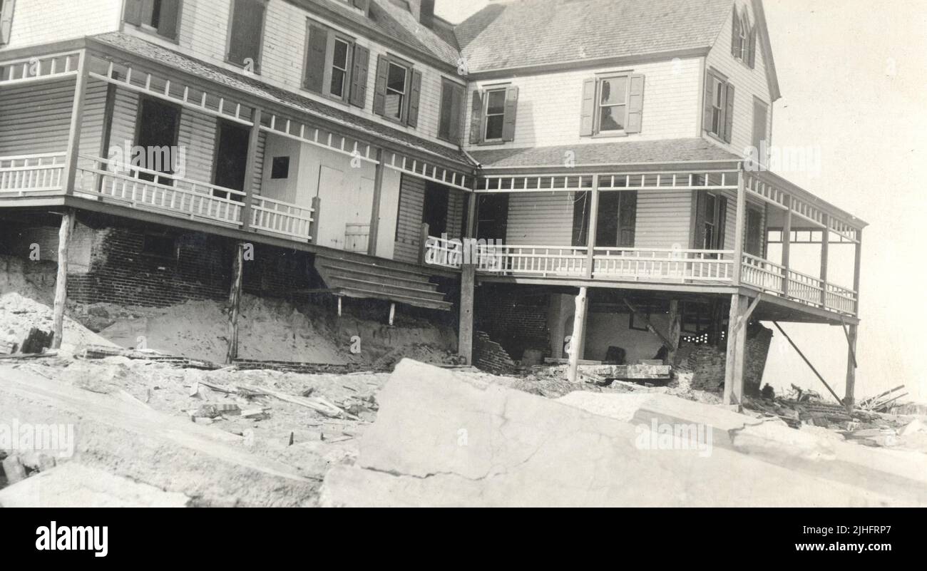 New Jersey - Barnegat. Station de lumière Barnegat. En regardant environ la face ne du logement de Keeper montrant des fondations de porche vers le bas, des fondations sous l'aile est vers le bas, et des fondations sous le bâtiment principal exposé. Ruines du mur de béton du sud en premier plan. HBB 4/4/20. Banque D'Images