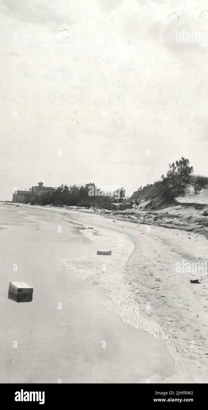 New Jersey - Barnegat. Station de lumière Barnegat. En regardant vers le sud vers l'hôtel Oceanic depuis environ le site du mur de béton du sud à bluff. HBB 4/4/20. Banque D'Images