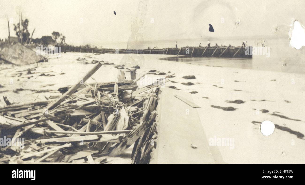 New Jersey - Barnegat. Barnegat Light Station, la ligne d'eau était au toit de la maison de réservoir de pétrole quand cette jetée a été commencée sur 1 mai 1920. (Envoyé par Louis M. Haup, 8/14/20). Banque D'Images