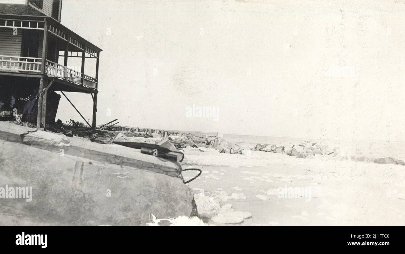 New Jersey - Barnegat. Station de lumière Barnegat. La vue d'environ N. montre des murs en béton démolis sur les côtés ne et S ; nouveau brise-lames sur le côté est. HBB 4/4/20. Banque D'Images