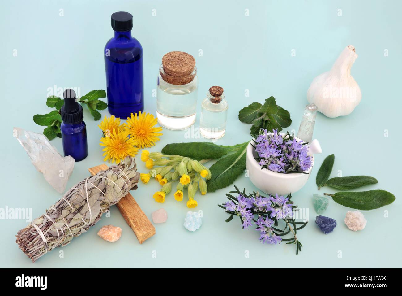 Rituel de nettoyage chamanique avec bâton de taches, cristaux, huiles essentielles avec des herbes et des fleurs. Purification naturelle guérison médecine végétale. Banque D'Images