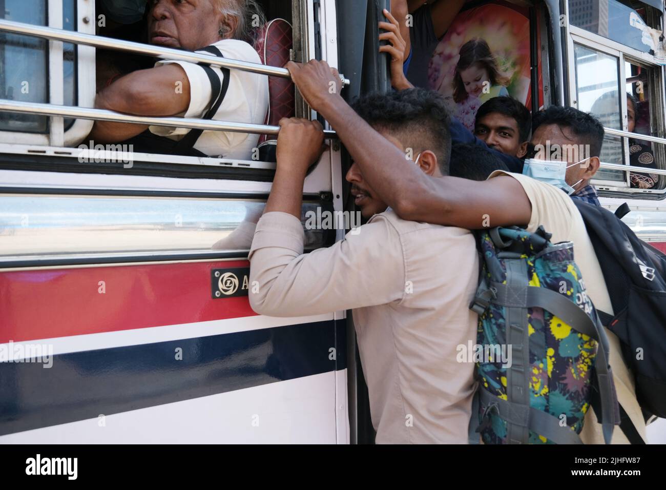Colombo, Sri Lanka. 18th juillet 2022. Les gens essaient de prendre un bus à Colombo, Sri Lanka, 18 juillet 2022. Le président par intérim du Sri Lanka, Ranil Wickremesinghe, a déclaré l'état d'urgence à l'échelle nationale avec effet lundi. Crédit : Wang Shen/Xinhua/Alay Live News Banque D'Images