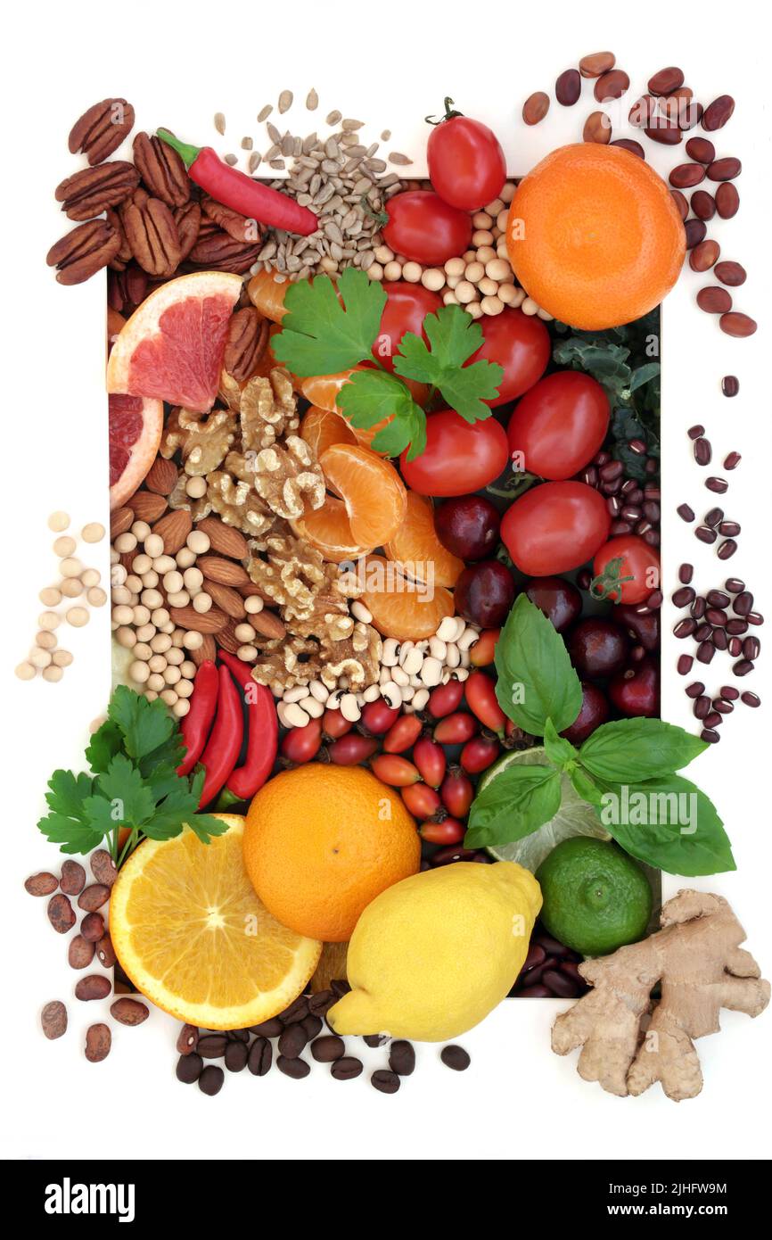 Aliments santé végétaliens riches en flavonoïdes, antioxydants, lycopène, anthocyanines, vitamines, protéines, bio flavonoïdes minéraux, fibres. Banque D'Images