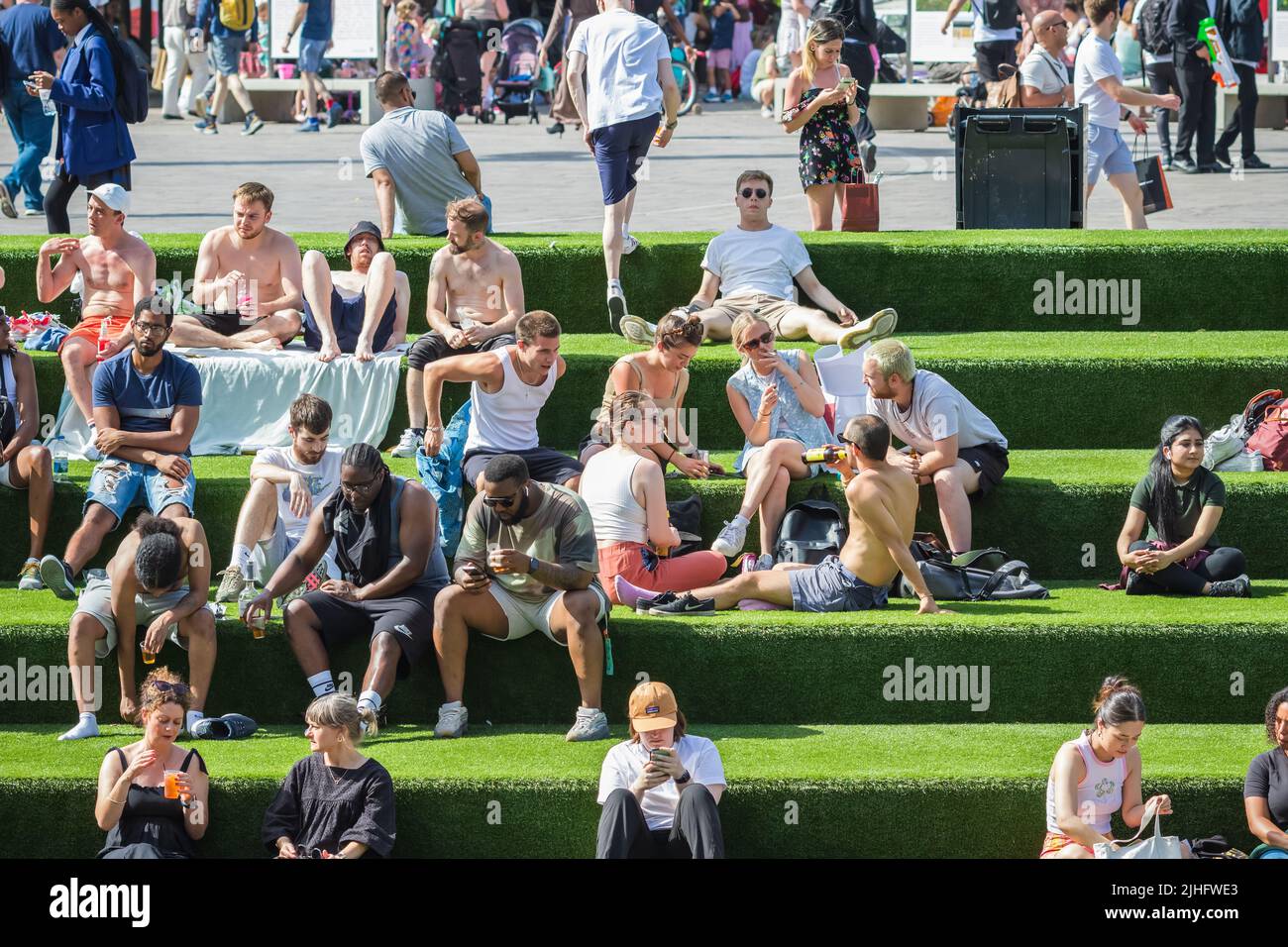 Londres, Royaume-Uni - 18 juillet 2022 - la vague de chaleur à Londres, la foule sur les marches canalside de Granary Square à Kings Cross Banque D'Images