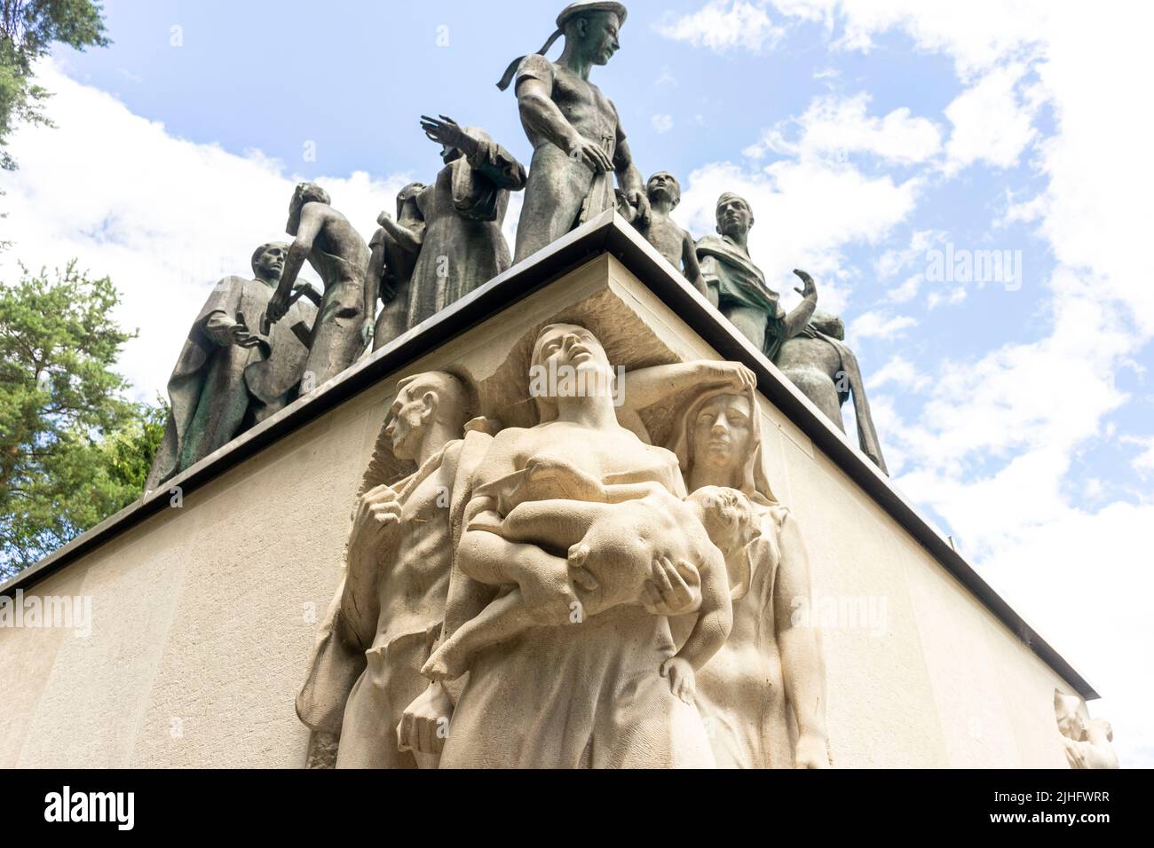 Impressionnant mémorial de la Seconde Guerre mondiale - la statue de pierre et de bronze représentant des otages, des réfugiés, des martyrs... Banque D'Images