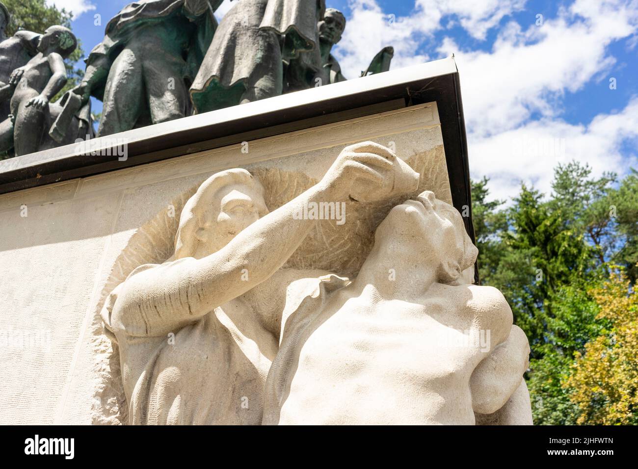 Impressionnant mémorial de la Seconde Guerre mondiale - la statue de pierre et de bronze représentant des otages, des réfugiés, des martyrs... Banque D'Images