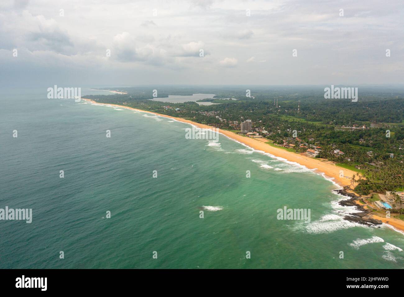 Drone aérien de la plage de sable et de l'eau turquoise. Hikkkaduwa, Sri Lanka. Banque D'Images