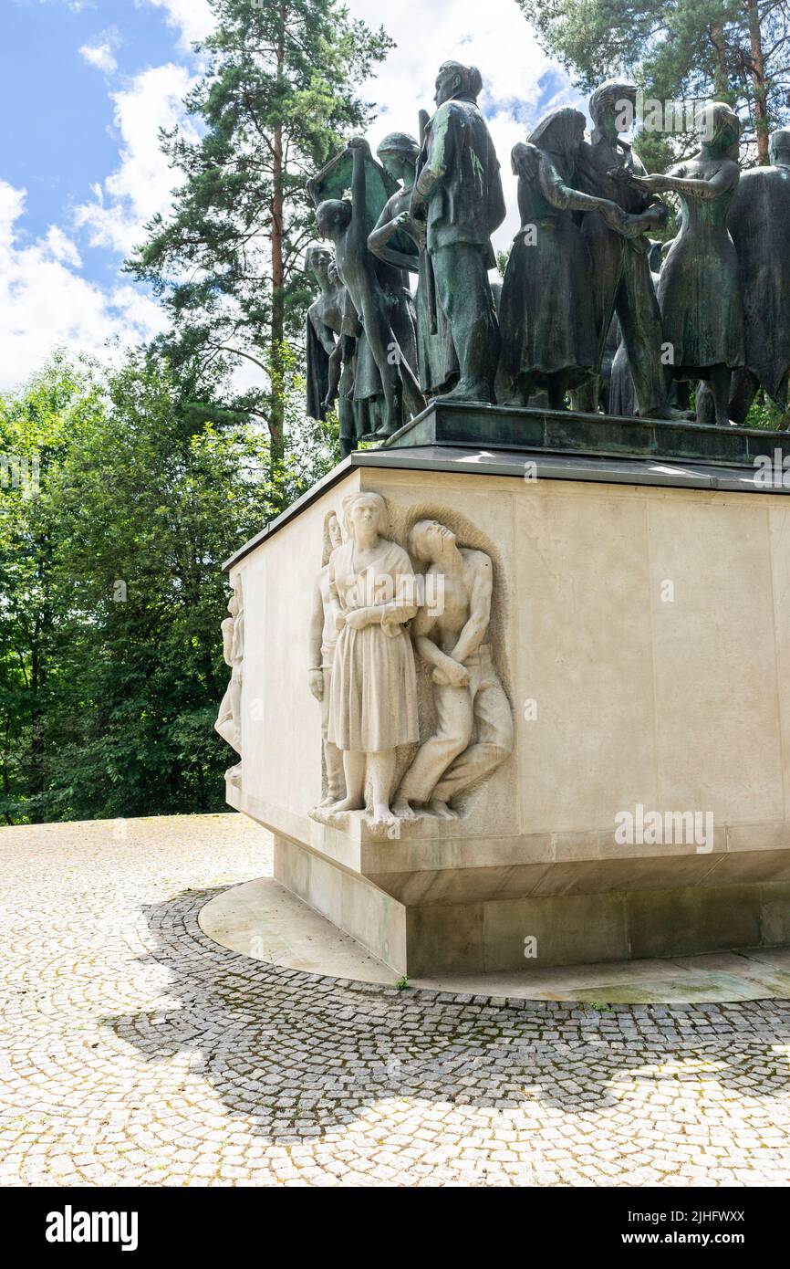 Impressionnant mémorial de la Seconde Guerre mondiale - la statue de pierre et de bronze représentant des otages, des réfugiés, des martyrs... Banque D'Images