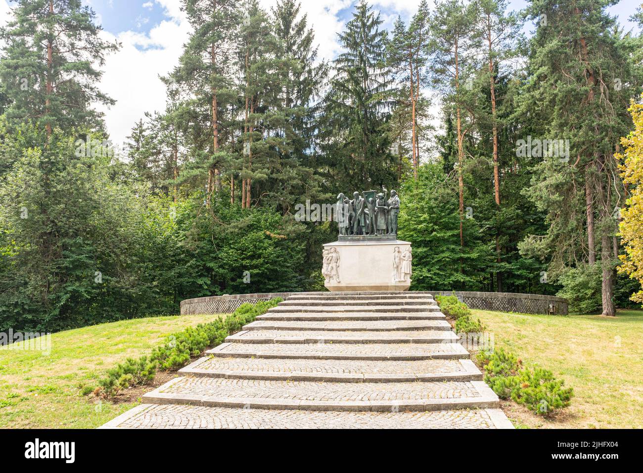 Impressionnant mémorial de la Seconde Guerre mondiale - la statue de pierre et de bronze représentant des otages, des réfugiés, des martyrs... Banque D'Images