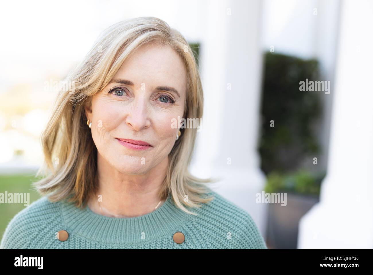 Image d'une femme caucasienne âgée heureuse souriant à la caméra Banque D'Images