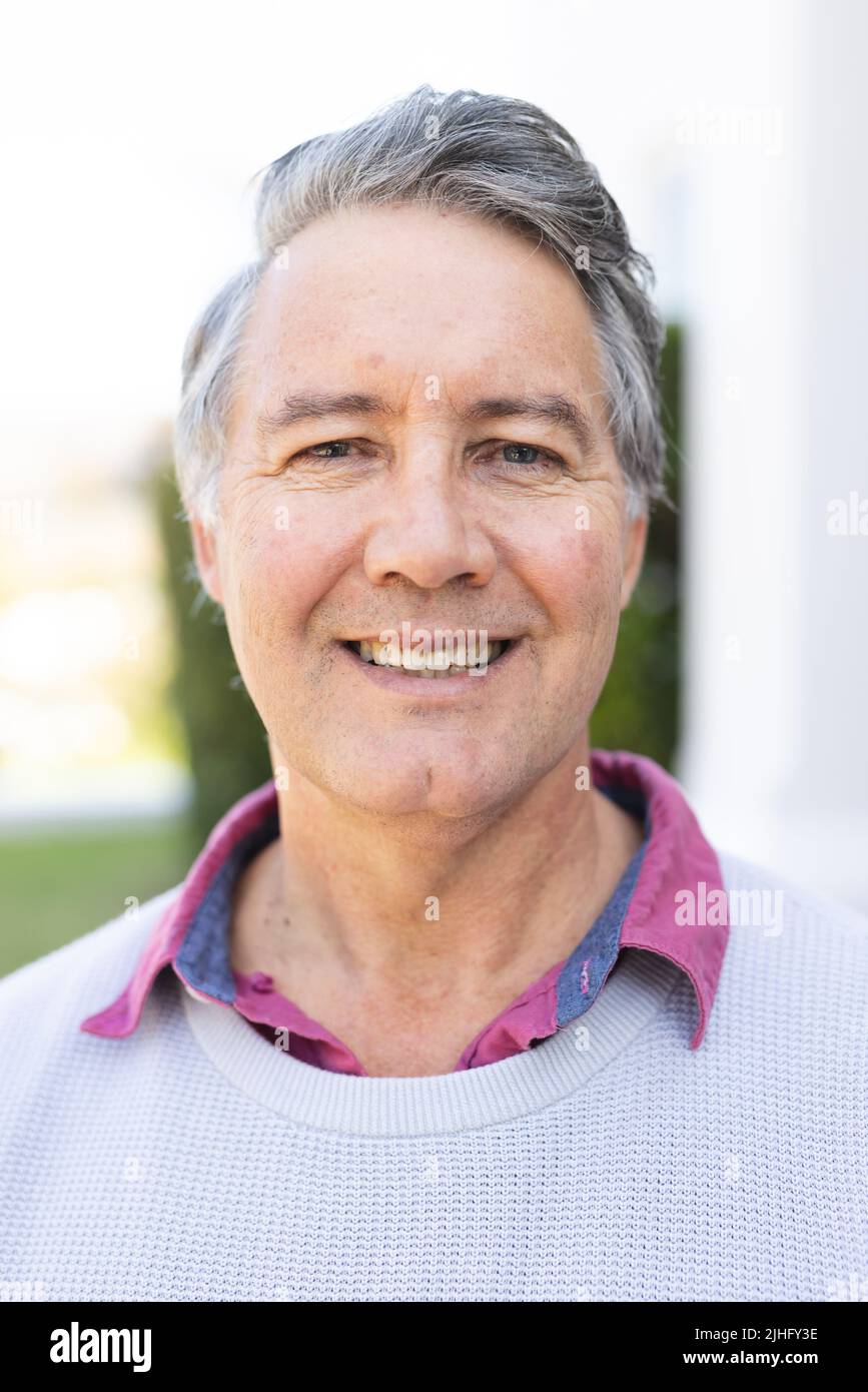 Image verticale de l'homme caucasien âgé heureux souriant à la caméra Banque D'Images