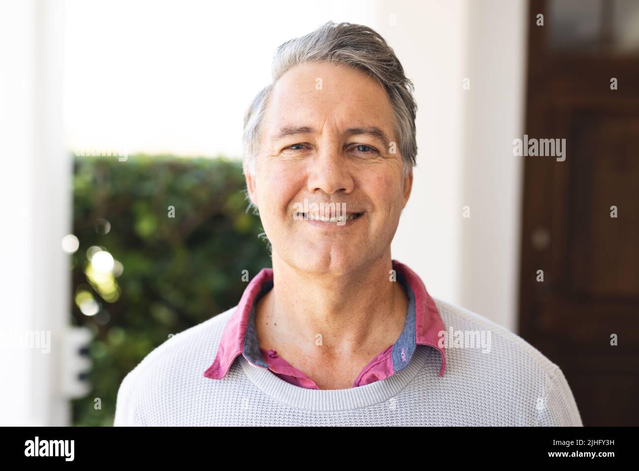 Image d'un homme caucasien âgé heureux souriant à la caméra Banque D'Images