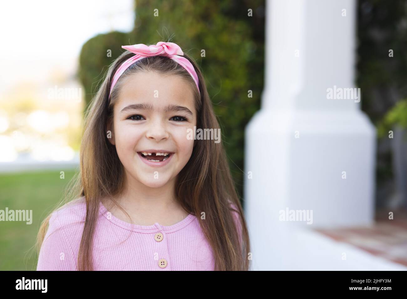 Image d'une jeune fille de race blanche souriante à l'appareil photo Banque D'Images