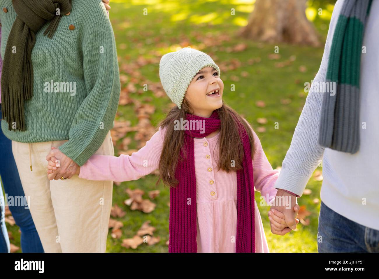 Image d'une fille de race blanche heureuse avec des grands-parents dans le jardin Banque D'Images