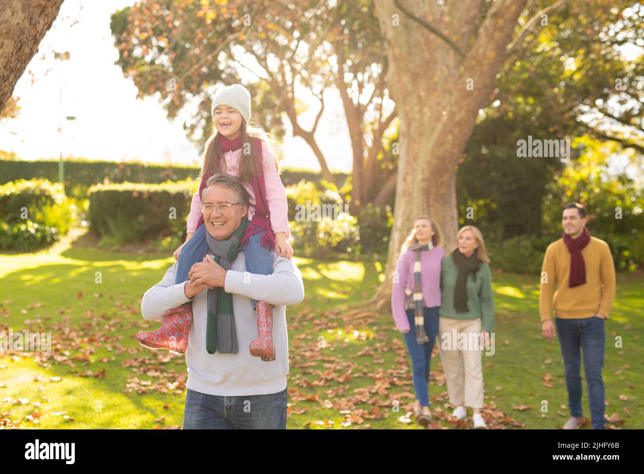 Image de bonne fille caucasienne avec grand-père dans le jardin Banque D'Images