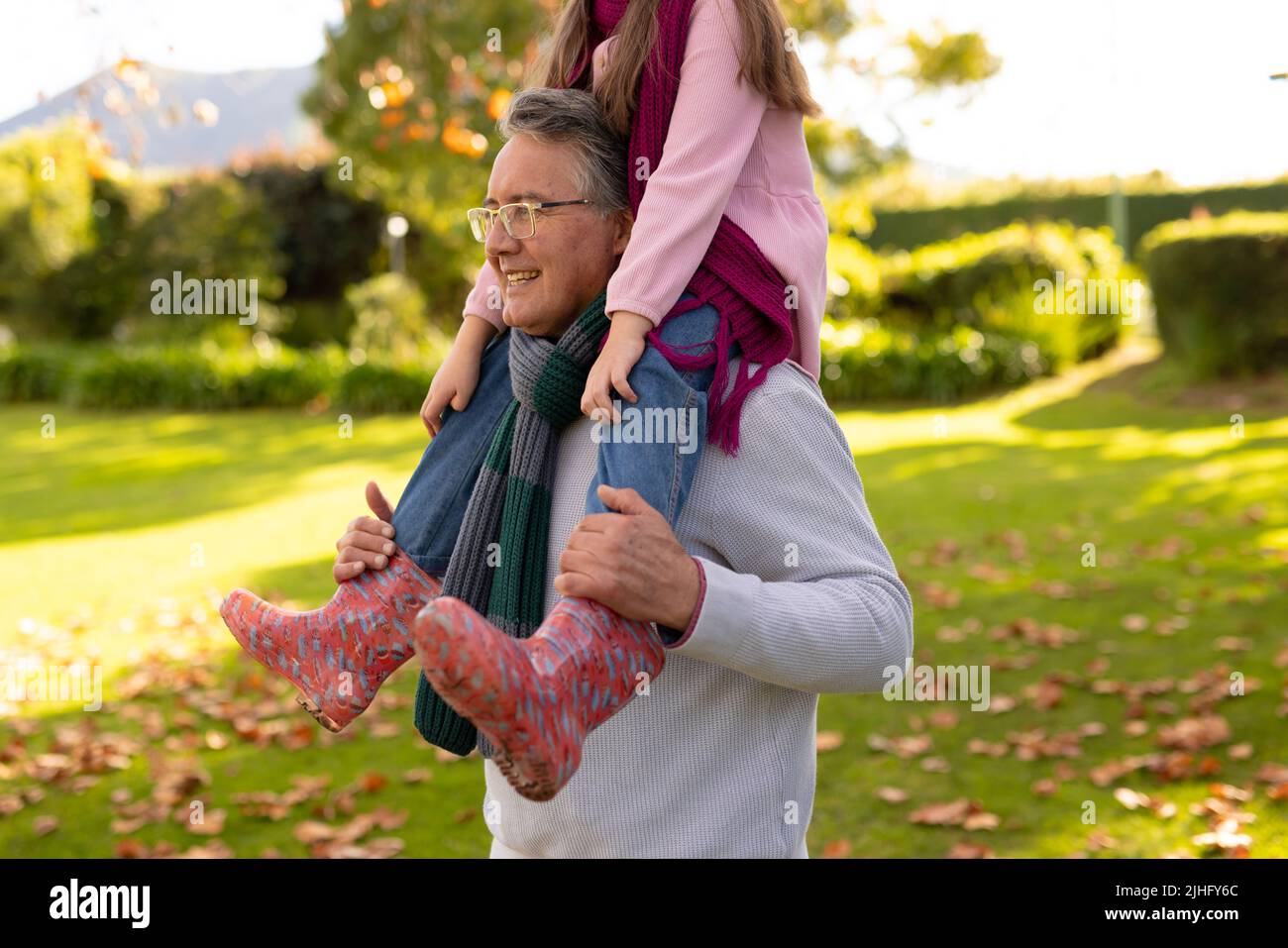 Image de bonne fille caucasienne avec grand-père dans le jardin Banque D'Images