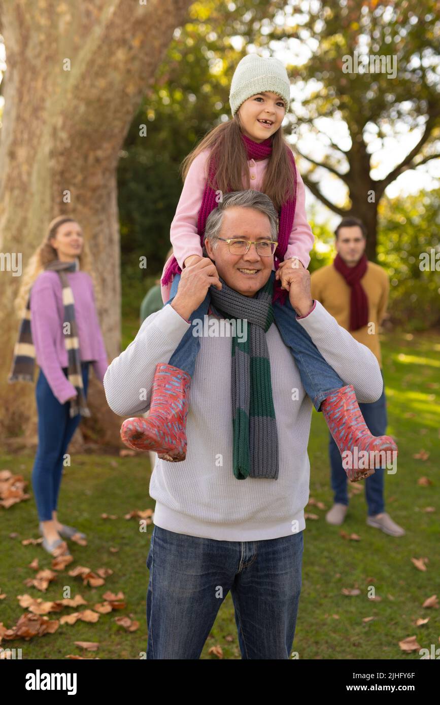 Image verticale de la bonne fille caucasienne avec grand-père dans le jardin Banque D'Images