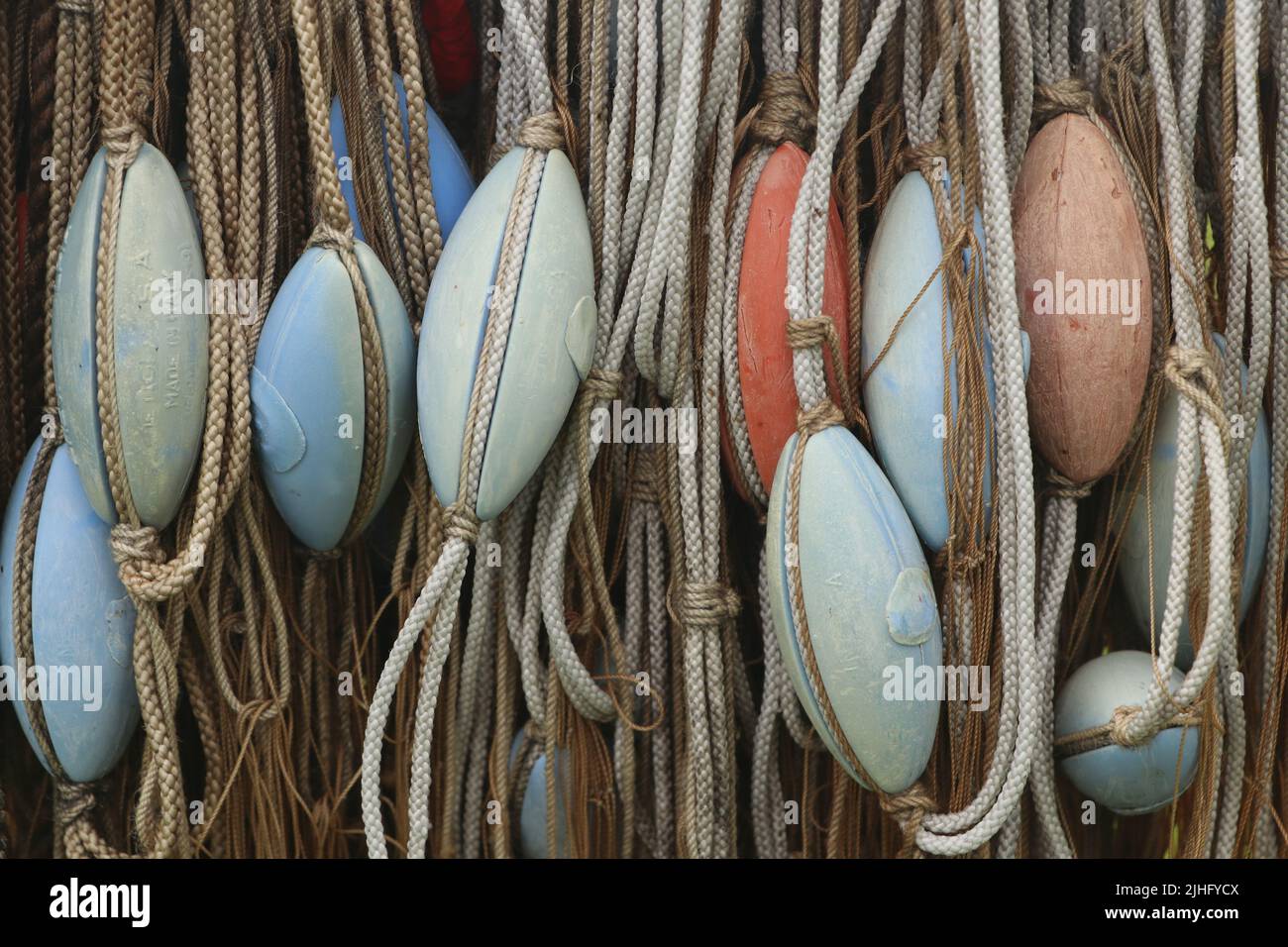 de vieilles cordes avec filet de pêche de couleur pastel flottent en gros plan Banque D'Images