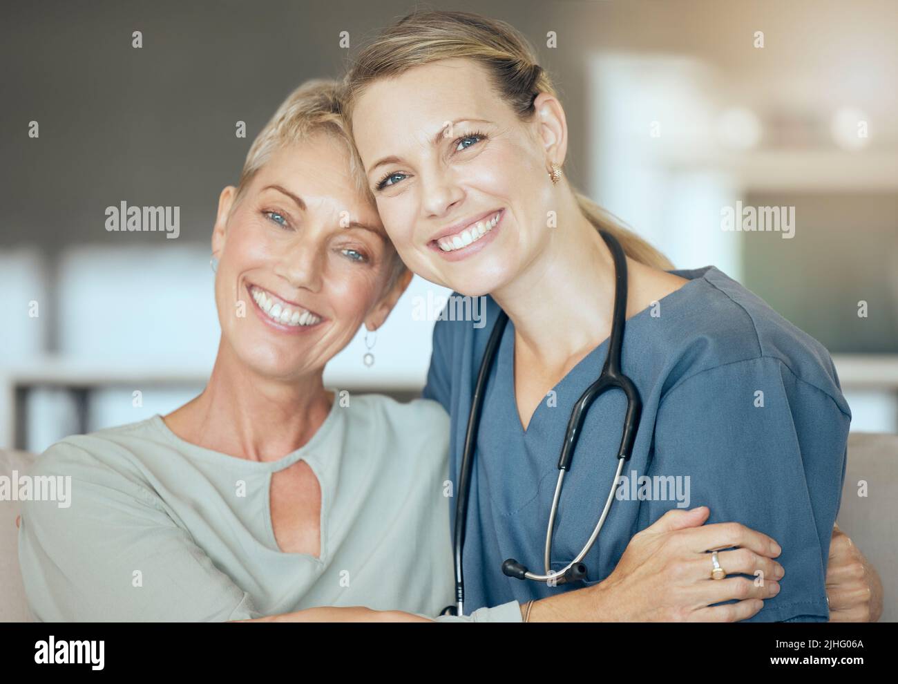 Deux femmes souriantes montrant seulement le lien entre le patient et le médecin pendant un examen à la maison. Un médecin montrant un soutien pour sa patiente pendant Banque D'Images