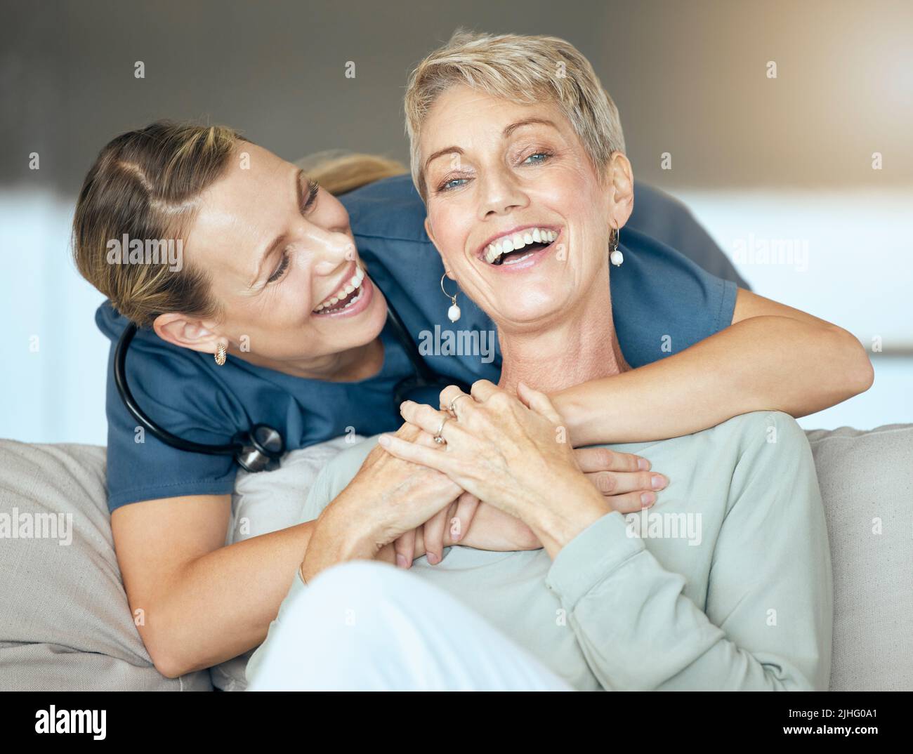 Deux femmes souriantes montrant seulement le lien entre le patient et le médecin pendant un examen à la maison. Un médecin montrant un soutien pour sa patiente pendant Banque D'Images