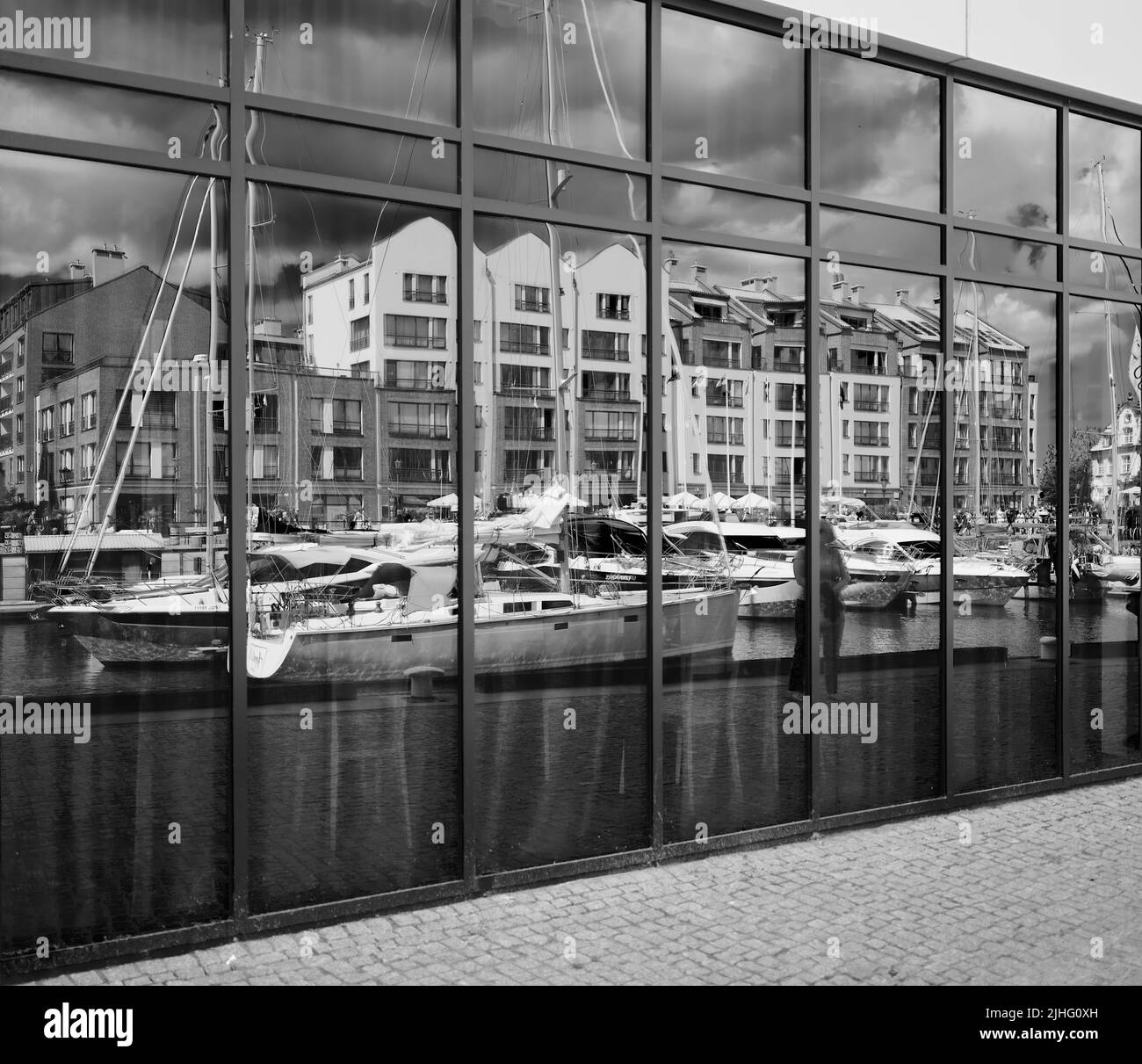 Le port de Gdansk sur la rivière Motlawa est le point de repère de la ville polonaise. Vue artistique en noir et blanc. Golfe de Gdansk, Mer Baltique, Pologne. Banque D'Images