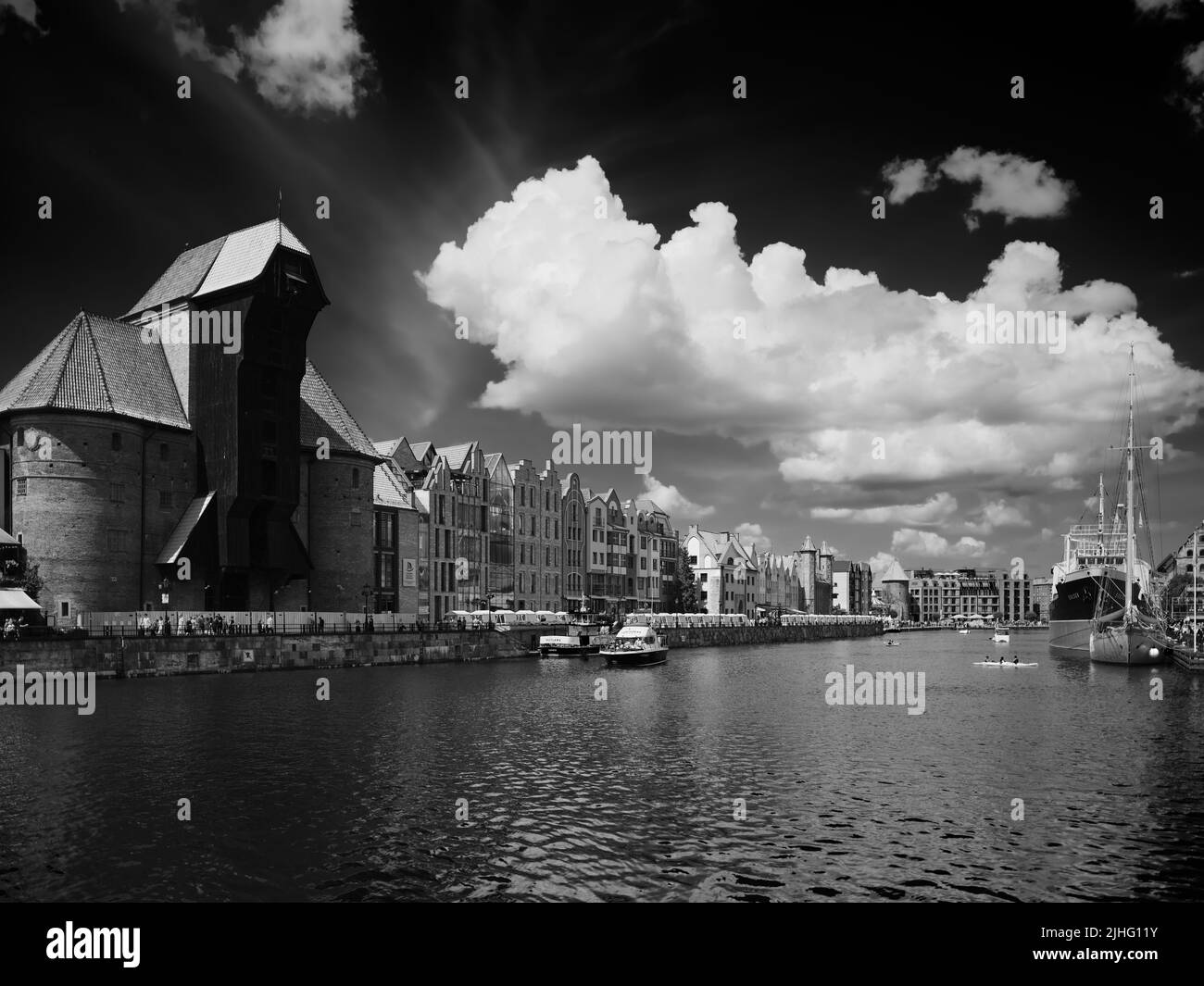 Le port de Gdansk sur la rivière Motlawa est le point de repère de la ville polonaise. Vue artistique en noir et blanc. Golfe de Gdansk, Mer Baltique, Pologne. Banque D'Images