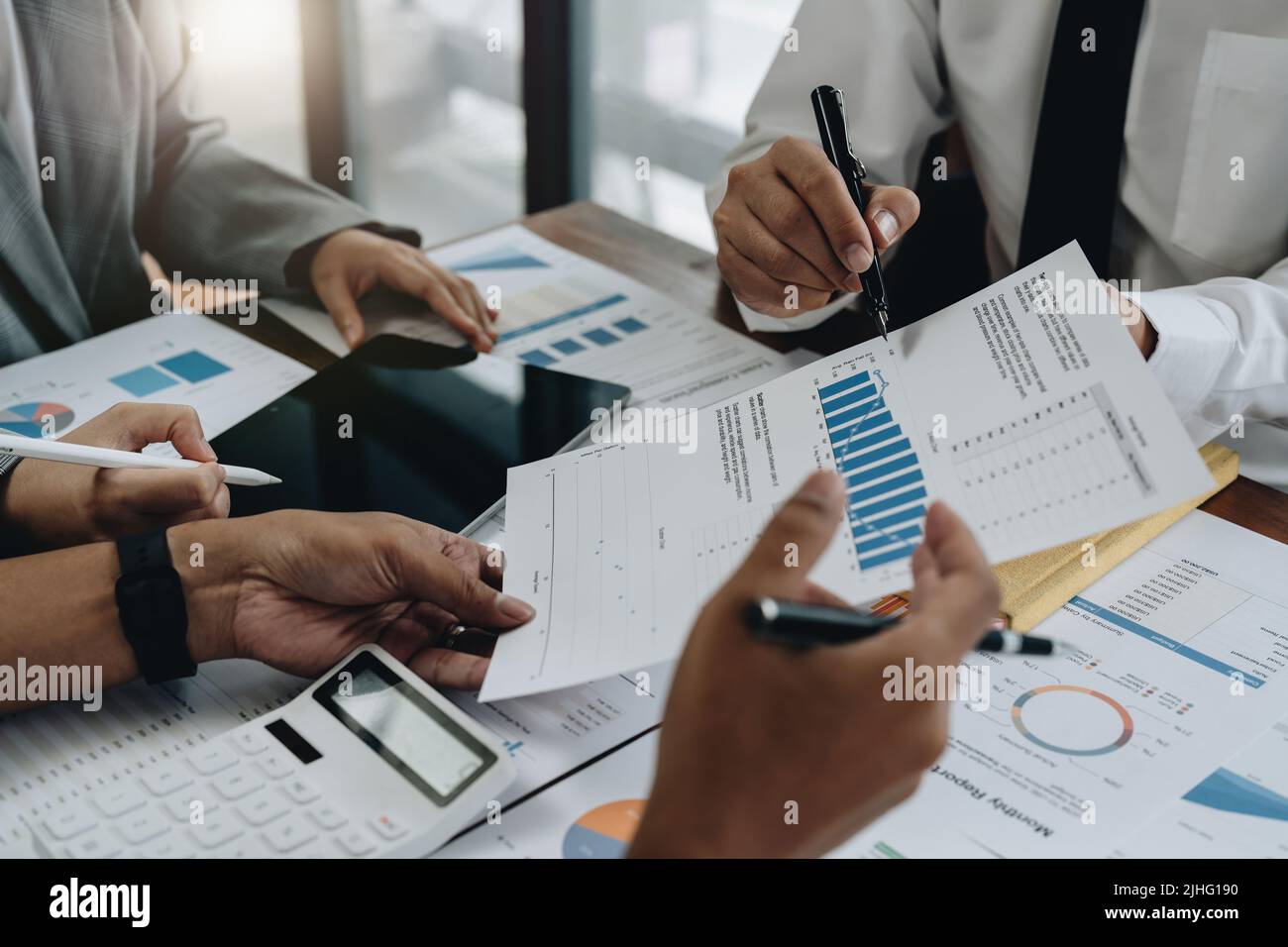 plan de budget de conseil d'affaires ou de finance, conseiller d'affaires tenant le stylo pointant pour expliquer la méthode de profit avec le propriétaire d'affaires utilisez le stylo écrire à Banque D'Images