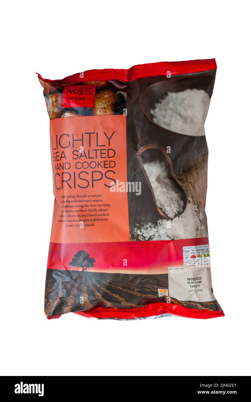 Paquet de chips Marks & Spencer légèrement salées à la main, isolées sur fond blanc Banque D'Images