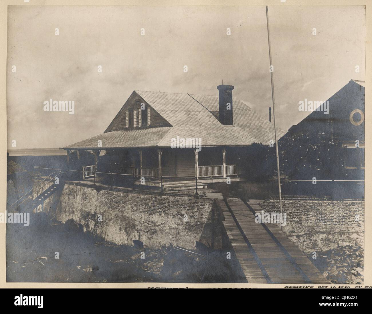 Caroline du Sud - Château de Pinckney. Castle Pinckney Light Station, Caroline du Sud. Gardiens de logements. Station de caméra 100 m Sud. Terminé 1909. Coût $5209,30. Données: Habitation chauffée par des foyers ouverts; citerne d'approvisionnement en eau sous le logement; éclairée par des lampes à huile; drains de carreaux à la mer; quatre pièces au premier étage, cuisine individuelle, deux pièces mansardées. Pières de briques de fondation sur les semelles en béton; cadre en bois de superstructure recouvert d'un parement de nouveauté; plafond intérieur; toit de bardeaux en amiante sur un gainage serré. Banque D'Images
