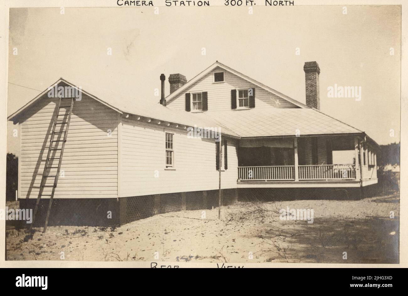 Caroline du Sud - Île du Sud. South Island Light Station, Caroline du Sud. Gardiens de logement, vue arrière, station de caméra 50 pieds. Sud. Coût : 5269,77 $. Données : habitation chauffée par des foyers ouverts. Citerne d'approvisionnement en eau sous logement. Allumé par des lampes à huile. Sidles drains vers le pool de réussite. 4 pièces 1st étage, cuisine individuelle, une chambre mansardée. Terminé 1910. Description: Piers de briques de fondation sur des semelles de béton. Superstructure-cadre en bois-gainé avec parement de nouveauté. Plafond intérieur - toit de bardeaux en amiante. Banque D'Images