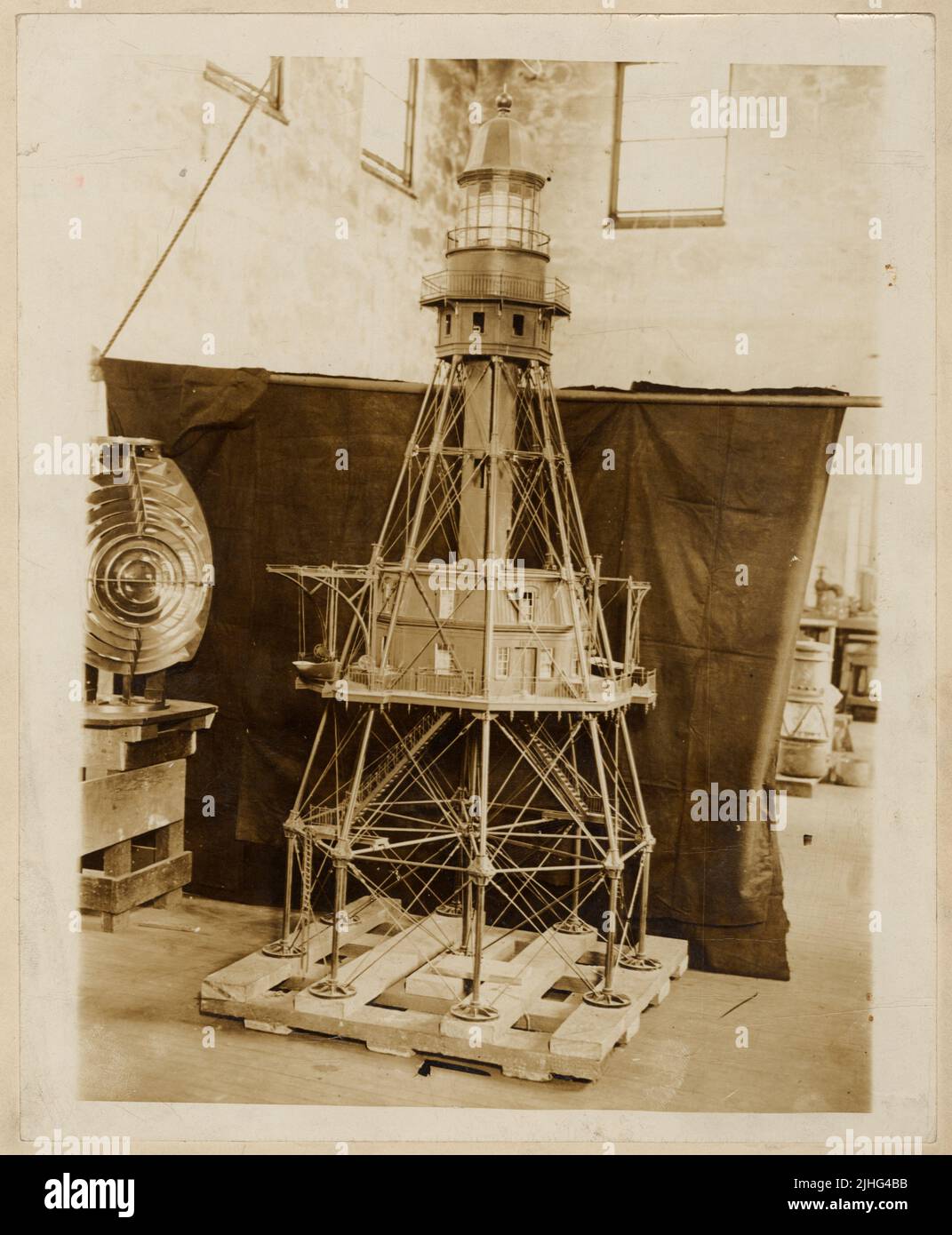 Floride - Fowey Rocks. Fowey Rocks Lights Station, Floride. Modèle de Fowey's Rock Light, installé dans l'atelier de machines de General Lighthouse Depot pour les réparations au retour de Panama Pacific exposition à San Francisco. Prise en novembre 1916, par le représentant de l'American Press Association. Banque D'Images