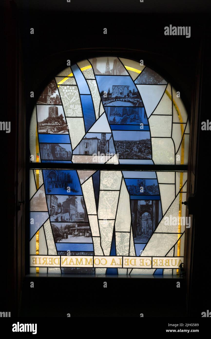 Fenêtre en verre coloré au plomb avec vue sur Saint Émilion. Cadre sombre situé dans une chambre d'hôtel à Saint Émilion en france Banque D'Images