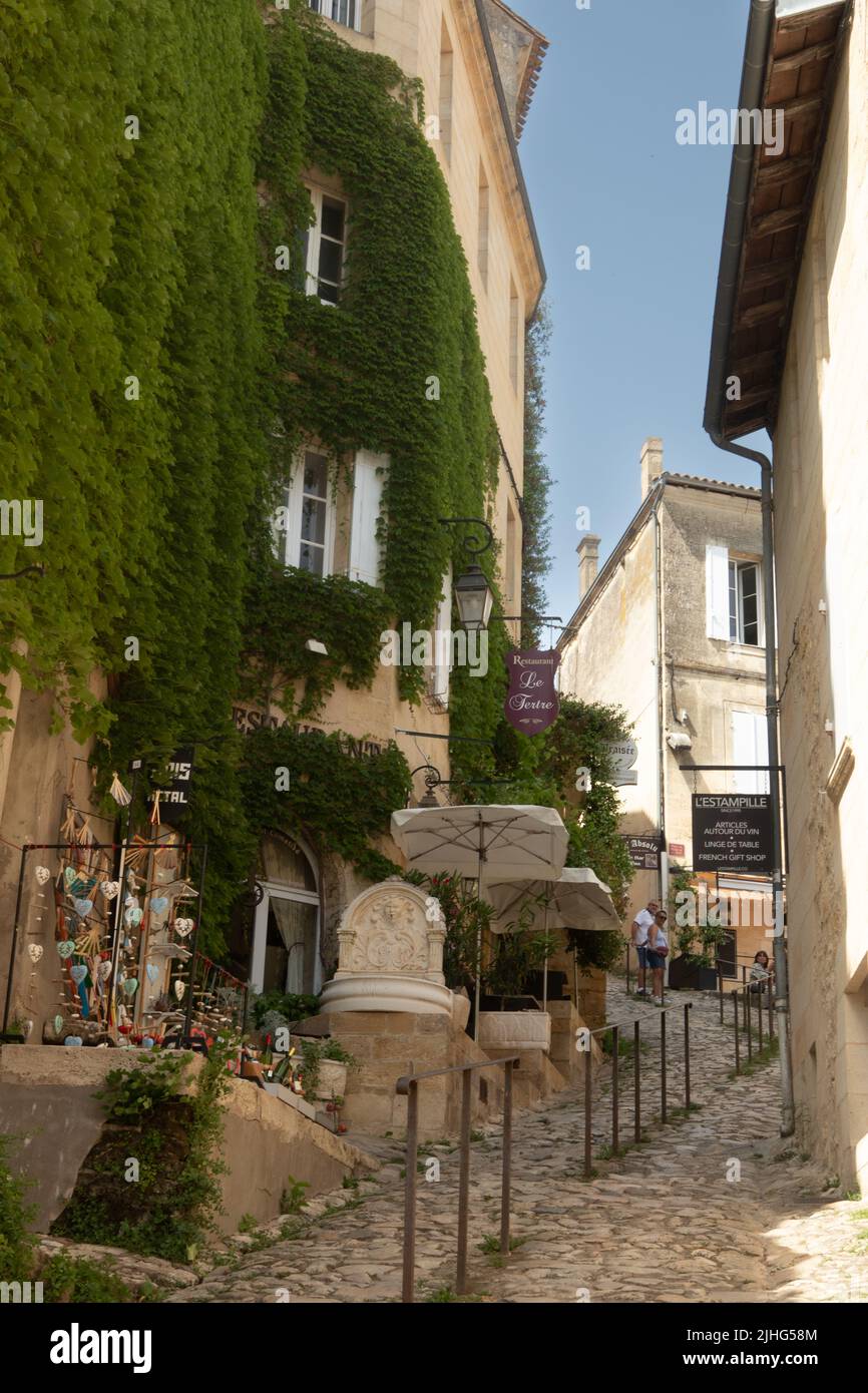 Petite rue pavée escarpée à Saint-Émilion en France Banque D'Images