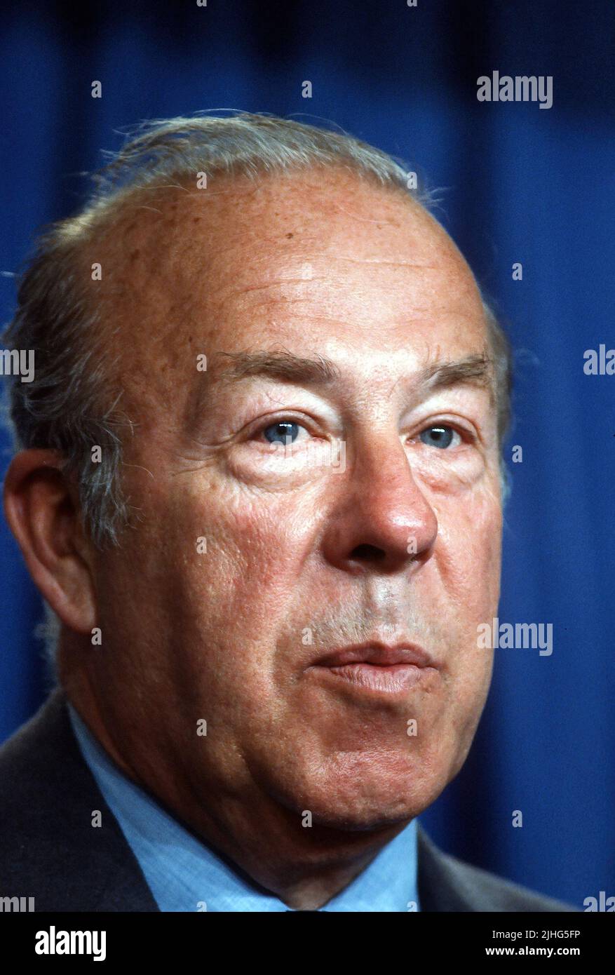 WASHINGTON DC - JUIN 1988 le secrétaire d’État George Shultz répond aux questions des journalistes dans la salle de presse de la Maison Blanche sur le voyage prochain du président Reagan à Toronto pour le Sommet économique du G-7 crédit : Mark Reinstein/MediaPunch Banque D'Images