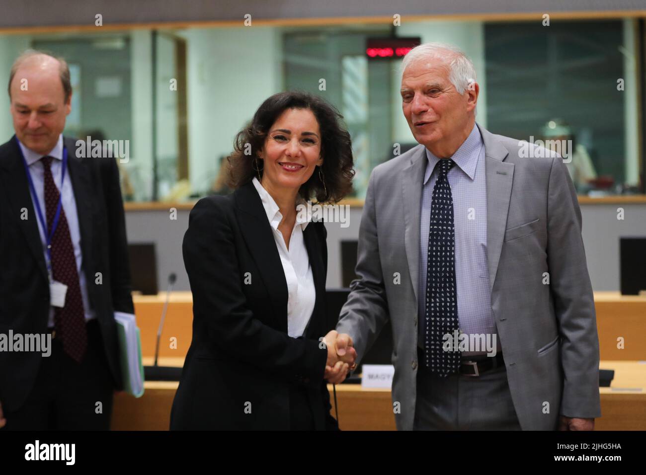 Bruxelles, Belgique. 18th juillet 2022. Josep Borrell Fontelles (R), haut représentant de l'UE pour les affaires étrangères et la politique de sécurité, et Hadja Lahbib, ministre belge des affaires étrangères, se sont fait des mains avant la réunion du Conseil des affaires étrangères de l'UE à Bruxelles, en Belgique, au 18 juillet 2022. Credit: Zheng Huansong/Xinhua/Alay Live News Banque D'Images