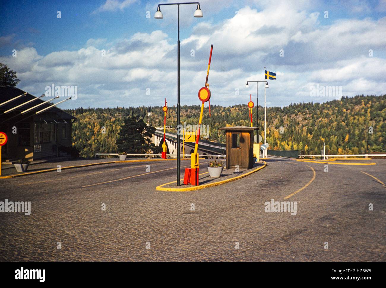 Postes frontaliers à Seläter, Strömstad, Suède 1958 passage du pont Svinesund vers la Norvège en arrière-plan Banque D'Images