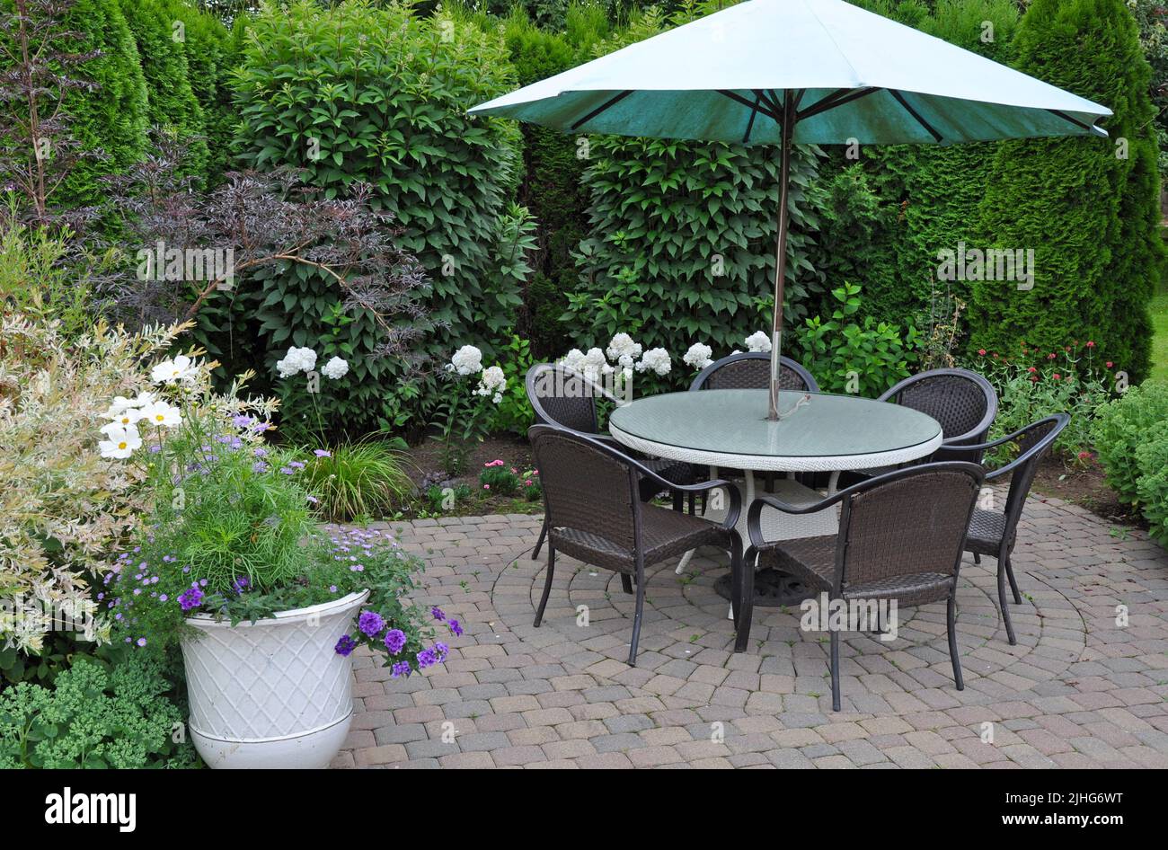 Table et parasol dans le magnifique jardin botanique d'été Banque D'Images