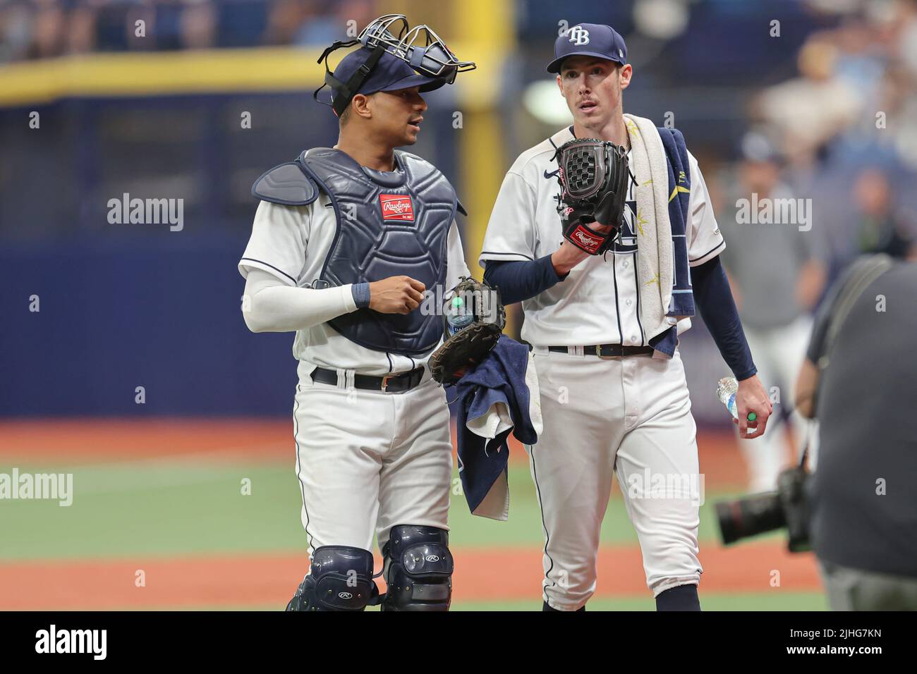 Saint-Pétersbourg, Floride. États-Unis; Christian Bethancourt (14) et Ryan Yarbrough (48), le pichet de départ de Tampa Bay Rays, se dirigent vers le dugout Banque D'Images