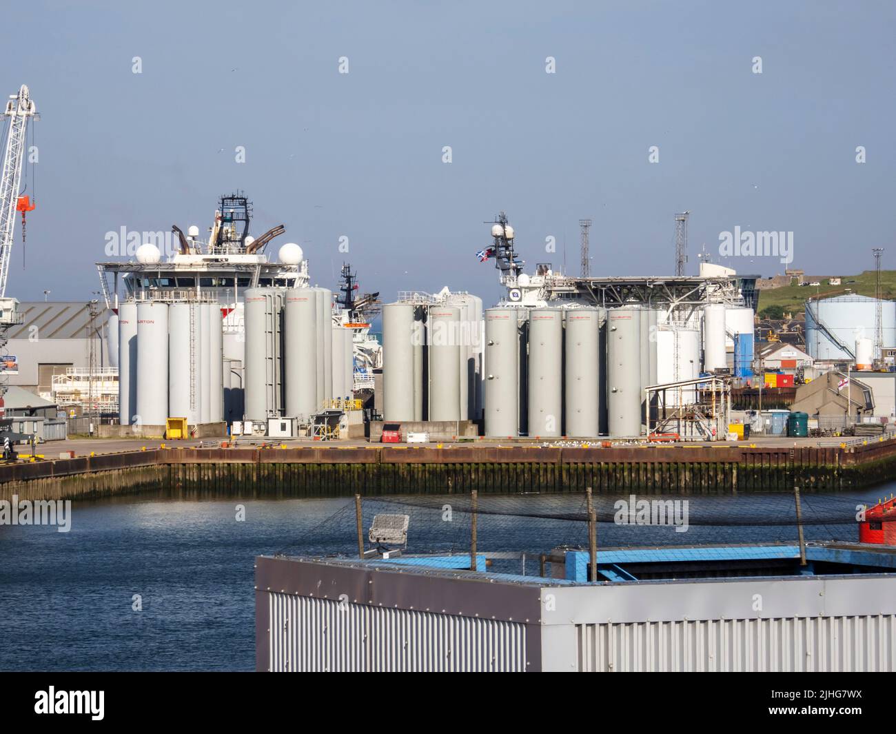 Réservoirs de stockage pour l'industrie pétrolière de la mer du Nord sur les quais d'Aberdeen, en Écosse, au Royaume-Uni. Banque D'Images