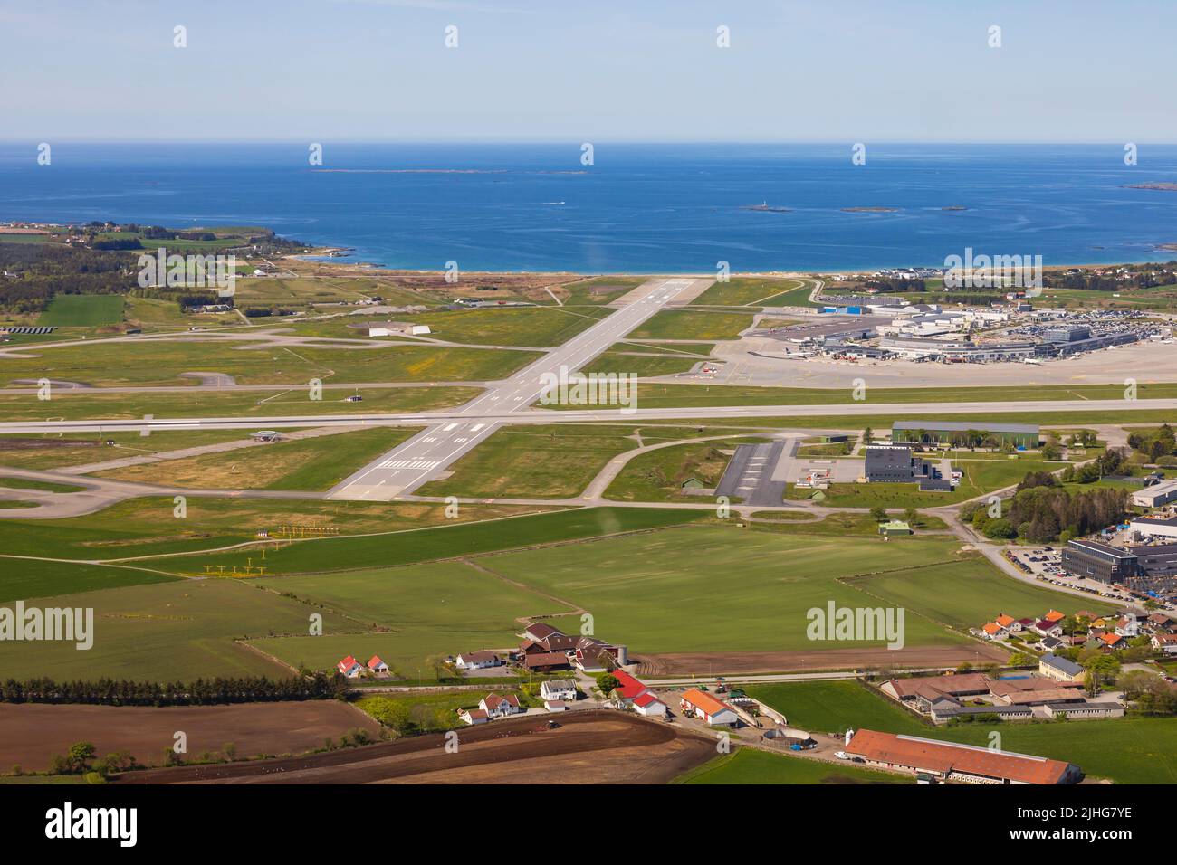 Approche sur la piste à l'aéroport de Stavanger, Norvège. La mer est au-delà. Banque D'Images
