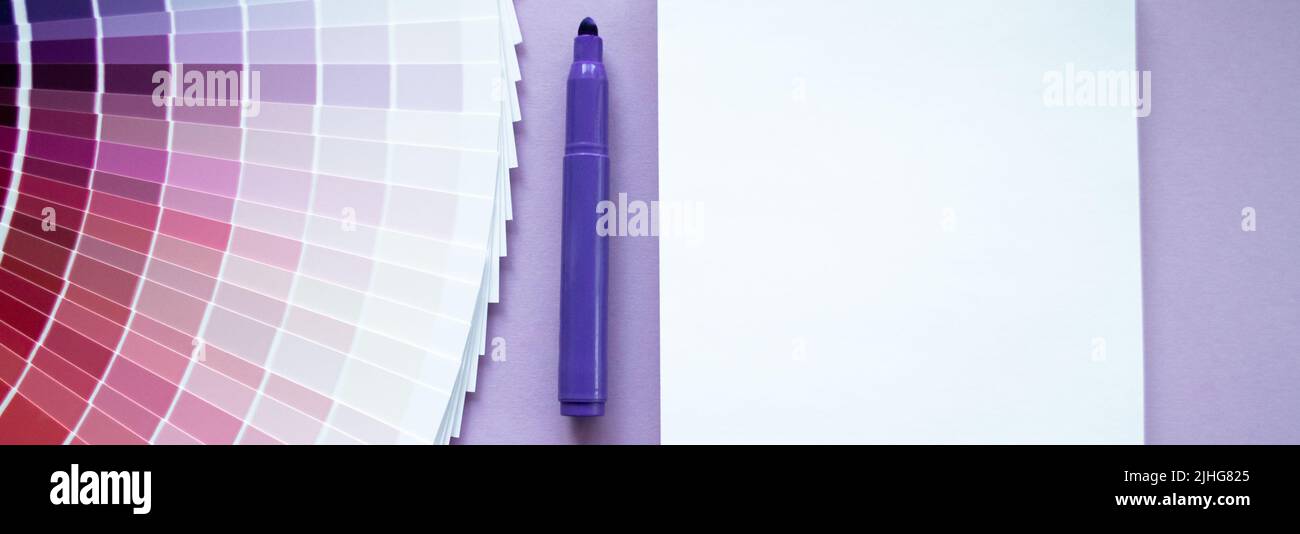 Bannière avec échantillons de peinture, nuance multicouleurs. Arrière-plan lilas, bloc-notes, marqueur violet. Copier l'espace. Banque D'Images