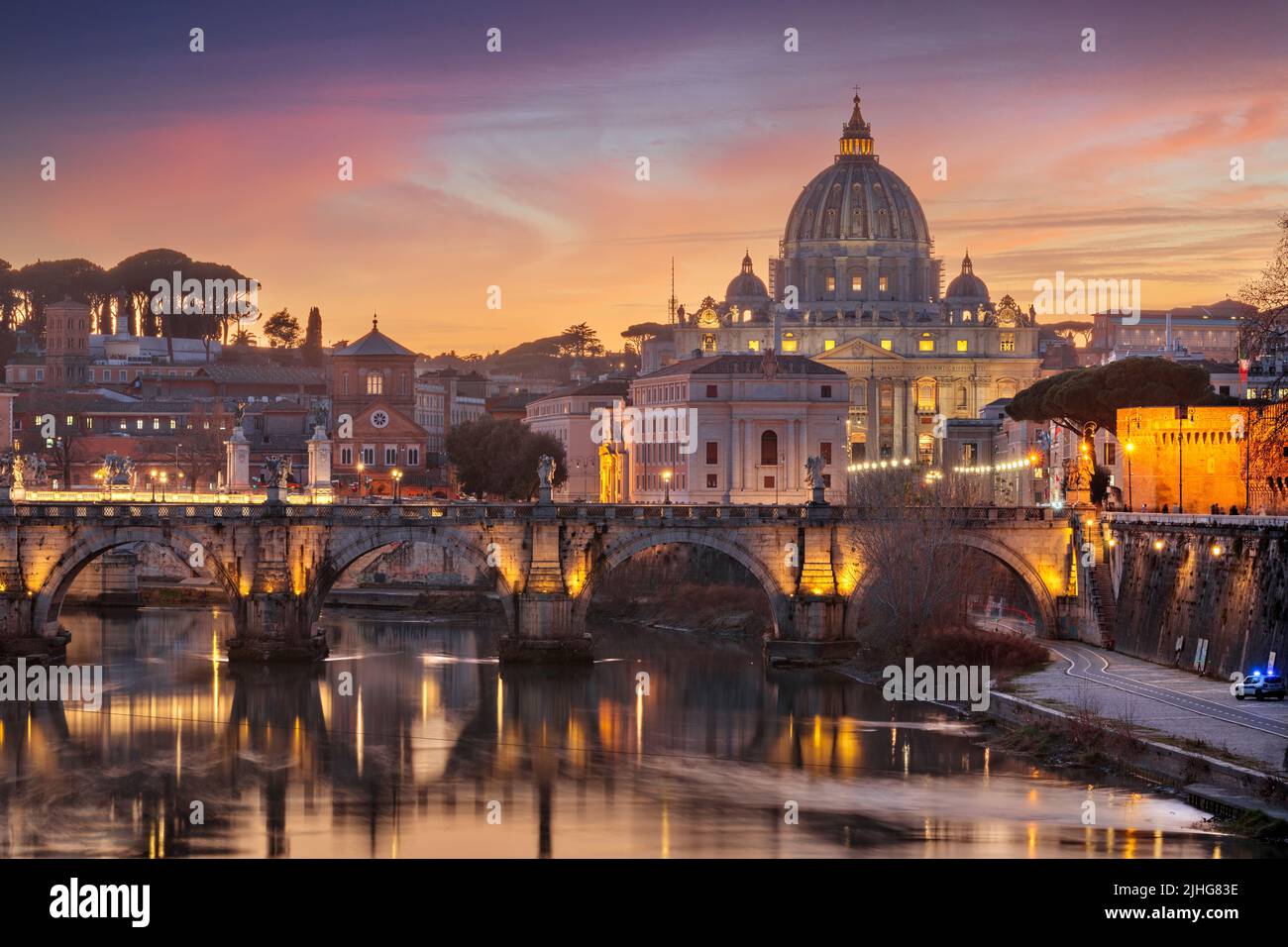 Basilique Saint-Pierre dans la Cité du Vatican sur le Tibre en passant par Rome, Italie au crépuscule. Banque D'Images